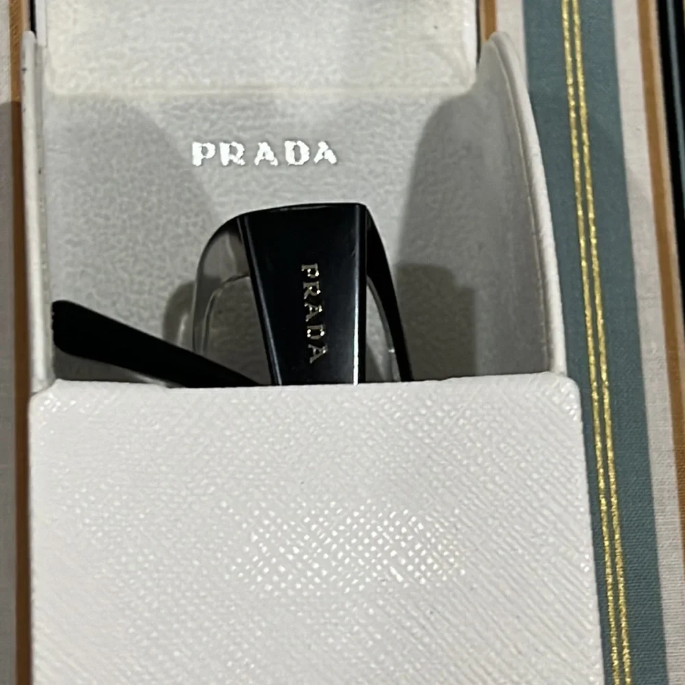 Prada - Picture 9 of 11